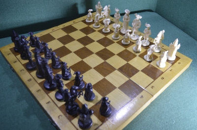 Шахматы в средневековом стиле. Доска 45 * 45. Материал фигур - пластик.
