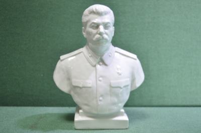Бюст фарфоровый "Иосиф Висстарионович Сталин" Модель Ингал, Боголюбов. Фарфор, ЛФЗ. СССР.