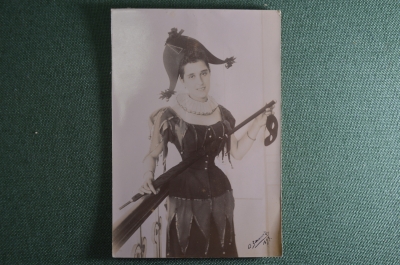 Старинное фото "Девушка в костюме арлекина", фотография А. Заикин, 1894 год. Царская Россия.