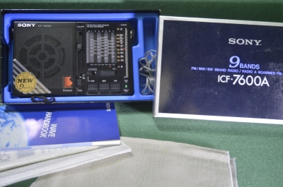 Радиоприемник "Сони". SONY ICF 7600A. В, в коробке. Винтажное радио. Япония. Нерабочий.