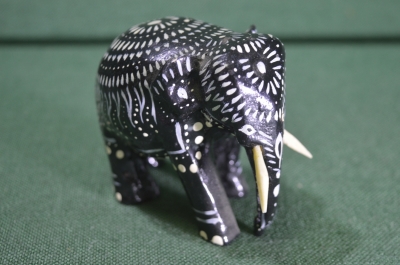 Статуэтка деревянная "Слон слоненок". Ручная роспись. Цейлон. Шри - Ланка.