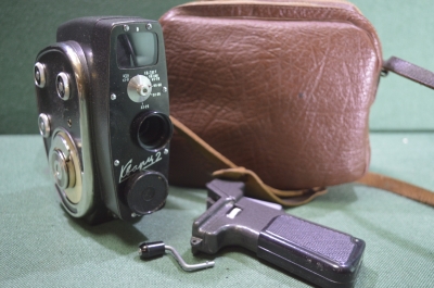 Кинокамера Кварц-2, с сумкой. СССР