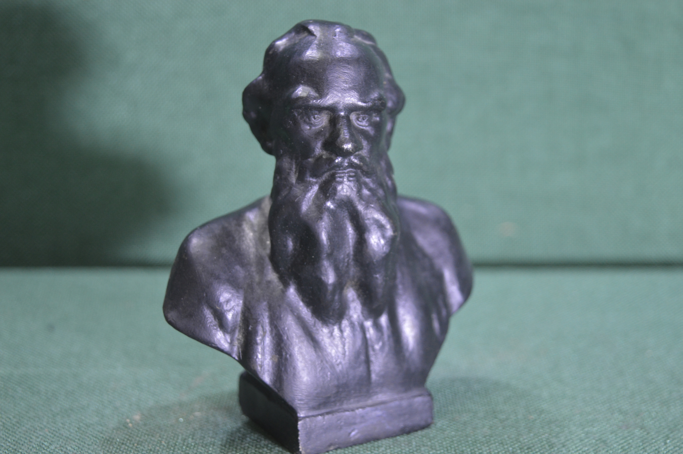 Толстого чугун куса. Кабинетная скульптура. Статуэтка льва толстого из чугуна весом 1500 г. Бюст льва толстого чугун. Железная статуэтка старинная ссср.