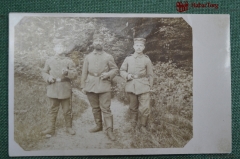 Фотография групповая, трое военных на прогулке в лесу. Первая мировая война 1914-1918 гг.