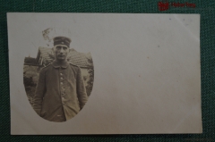 Фотография, военнослужащий на фоне дома. Первая мировая война 1914-1918 гг.