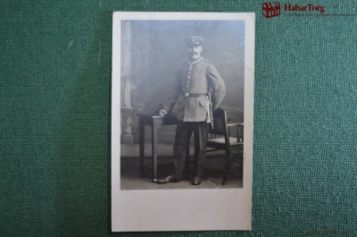 Фотография, военный с кортиком возле стола. Первая мировая война 1914-1918 гг.