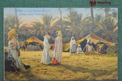 Колониальная открытка, танцы в оазисе, Северная Африка. "Le Ravitaillement d'eau dans l'oasis"