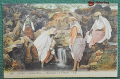 Колониальная открытка, женщины, омовение ног у фонтана. Алжир. "ALGER - Mauresques a la Fontaine"