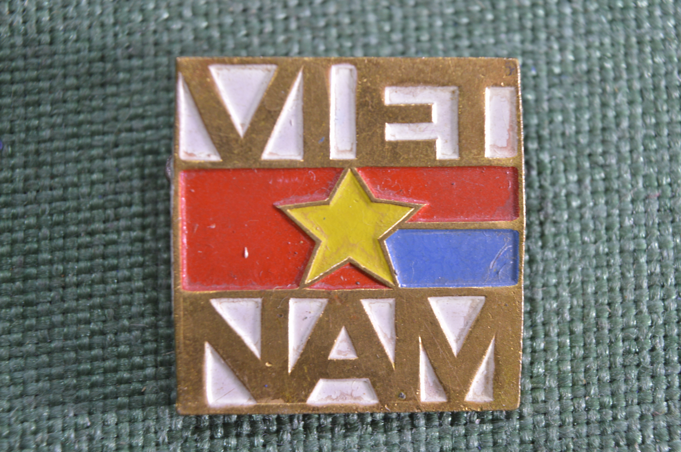 Купить Знак, значок "VIETNAM". Вьетнам, флаг. Тяжёлый металл. ГДР. в ...