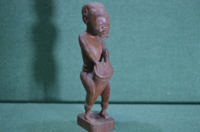 Статуэтка, фигурка деревянная "Мужчина с барабаном". Дерево, ручная работа. Африка.