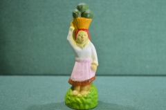 Статуэтка, фигурка "Крестьянка с корзиной овощей на голове". Фарфор.