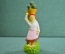 Статуэтка, фигурка "Крестьянка с корзиной овощей на голове". Фарфор.