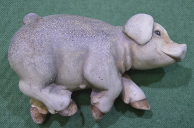 Статуэтка, фигурка "Лежащая свинья, поросенок". Керамика. Европа
