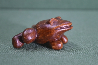 Фигурка деревянная "Лягушка малая, лягушонок". Дерево, резьба. Авторская работа.