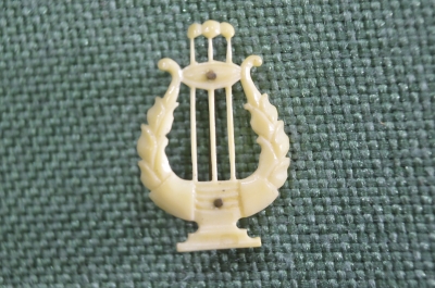 Знак значок миниатюрный фрачный "Лира Музыка". Колкий пластик. СССР. Редкий.