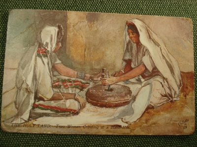 Открытка "Две женщины за помолом зерна". The Holy Land. Серия IV, N 7311. Англия. Чистая.