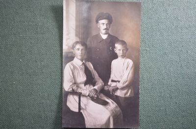 Фотография кабинетная "Семейное фото, мужчина с кокардой и значком". Фото Венера. Москва.