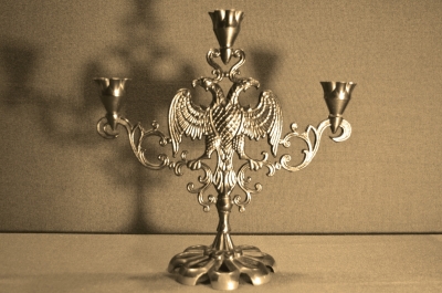 Подсвечник металлический, на три свечи, с двуглавым орлом.