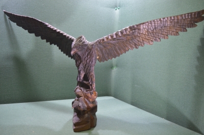 Статуэтка деревянная "Орел с птенцом". Огромный (метр в ширину). Дерево, резьба.