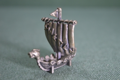 Статуэтка миниатюрная фигурка "Корабль викингов Драккар". Тяжелый металл. Швеция. 