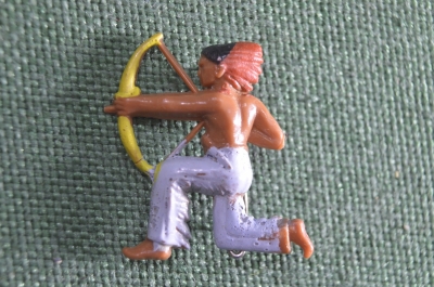 Знак значок "Индеец с луком". Колкий пластик. Дикий Запад. ГДР. Германия.