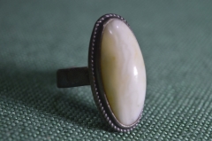 Кольцо, колечко с камнем молочного цвета. Белый металл.
