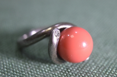 Кольцо, колечко с красным шариком и вставками из горного хрусталя. 