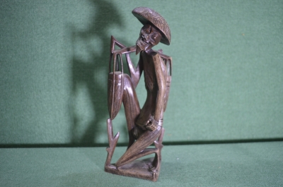 Статуэтка деревянная "Вьетнамец (китаец), старик с ношей". Дерево, ручная работа.