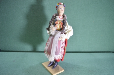 Кукла "Девушка с косами и венком на голове". Национальный костюм.