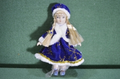 Кукла мягкая с фарфоровым личиком "Девочка в шубке, с косами". Ткань, фарфор.