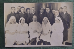 Фотография старинная, почтовая карточка "Врач, медсестры и пациенты". Медицина. #S3