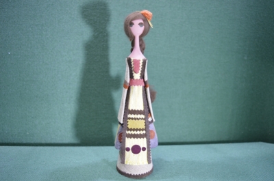 Кукла деревянная "Девушка в национальной одежде". 27 см. Текстиль, дерево. Болгария периода СССР.