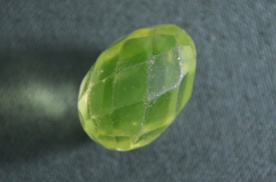 Яйцо стеклянное, граненое, пасхальное. Зеленое стекло, огранка. 3,8 см. Старинное.