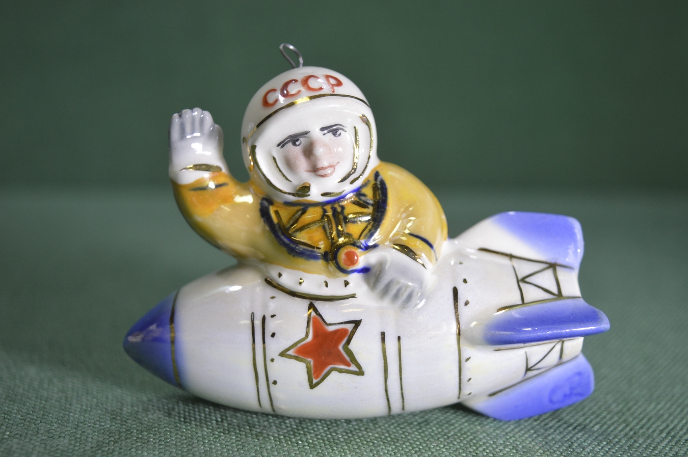 Купить Елочная новогодняя игрушка "Космонавт СССР в ракете". Фарфоровая ...