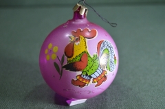 Елочная игрушка, украшение новогоднее "Шар розовый с петухом". 7,3 см.