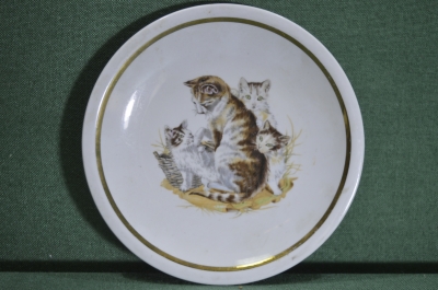 Тарелка, тарелочка фарфоровая "Кошачье семейство, кошка с котятами". Kahla, Кахла. Фарфор из ГДР.