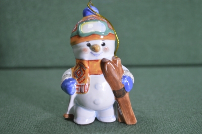 Игрушка елочная "Снеговик - лыжник". Керамика, майолика, ручная роспись. 