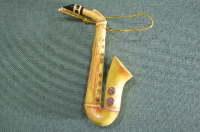 Игрушка елочная "Саксофон". Керамика, майолика, ручная роспись. 