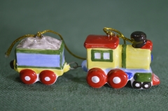 Игрушка елочная "Паровоз с вагончиком". Керамика, майолика, ручная роспись. 