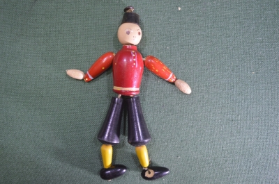 Кукла деревянная "Мальчик в шапочке", на резинках. 