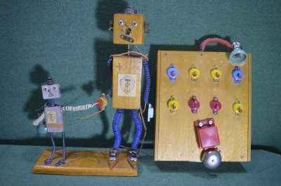 Самоделные игрушки, роботы. Папка и сынок. Дерево, провода. СССР, 1960-е годы.