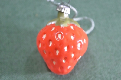 Елочная игрушка стеклянная "Клубника, клуюничка". Стекло, подвес.