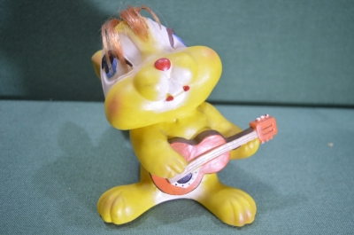 Игрушка резиновая "Заяц зайчик с гитарой". Резина. Югославия периода СССР.