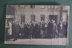 Фотография старинная "Очередь на улице, какое-то событие". Фото, фотокарточка. 1932 год.