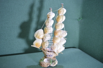 Статуэтка настольная композиция "Корабль парусник". Натуральные морские ракушки. 