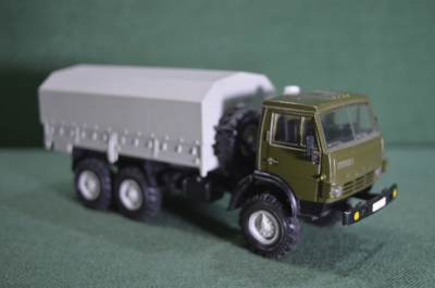 Модель масштабная, Грузовой автомобиль тентованный KAMAZ КАМАЗ 4310. Масштаб 1:43. Сделано в СССР.