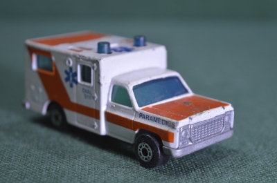 Машинка "Скорая помощь, 911 Paramedics". 