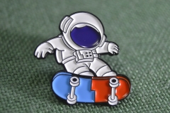 Знак значок "Космонавт на скейте". Космос. Цанга. Тяжелый металл.