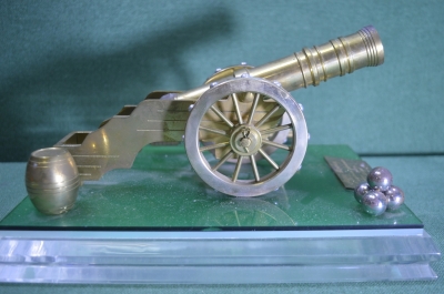 Пушка большая латунная с ядрами. Латунь, на подставке. Подарок генерал-полковнику. 1978 год.