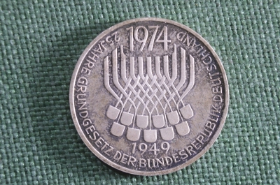 Монета 5 марок. Принятие Конституции, 25 лет, 1949-1974. Серебро. ФРГ, 1974 год. Буква F